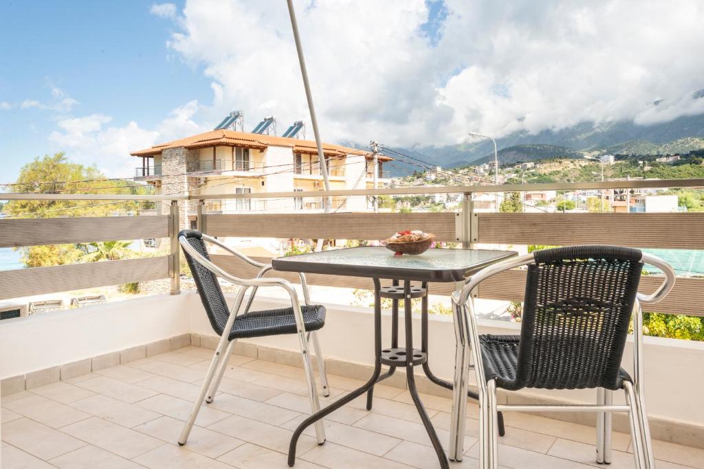 Sea View Apartaments ndodhet në Himarë, jo më shumë se 10 m larg detit. Apartamentet tona ju ofrojnë akomodim të rehatshëm dhe ballkone ku secili ka pamje të mrekullueshme nga mali dhe nga deti.